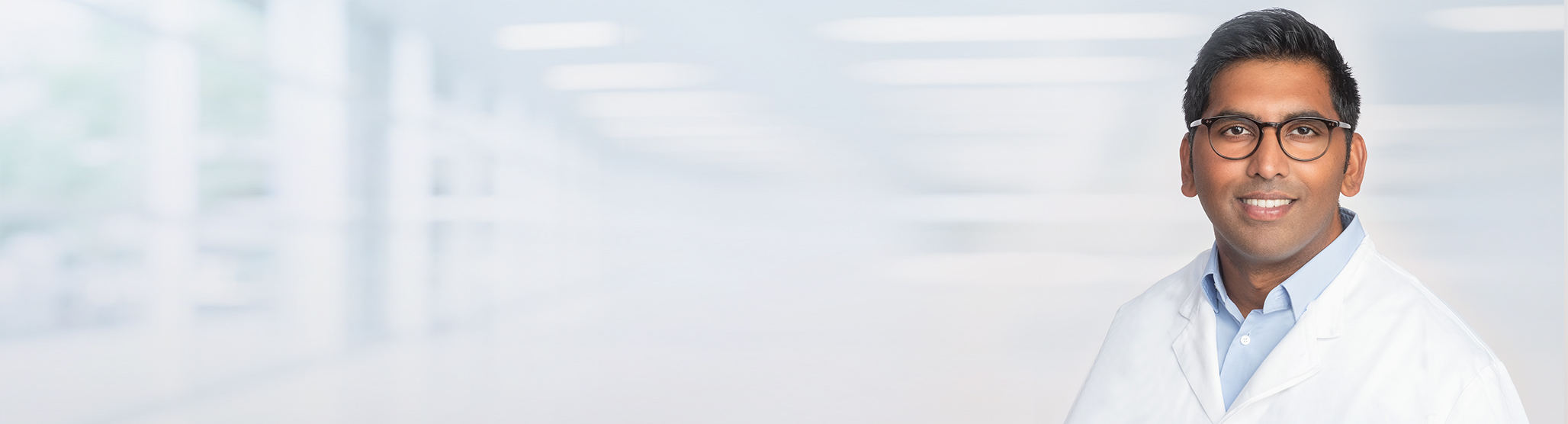 Dr. med. Jennis Gabrielpillai vor der Praxis in Bad Münstereifel